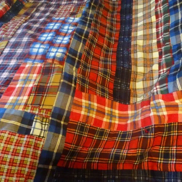 Flannel quilt, 70" x 64" exaggerated Log Cabin pattern one side; Amish bars back - Picture 4 of 5